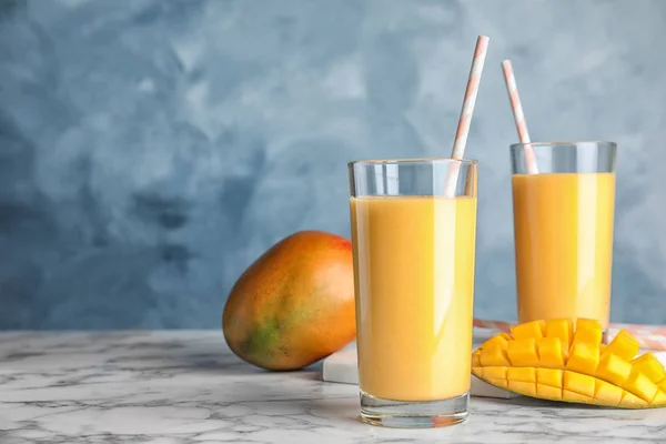 Glazen Van Verse Mango Drank Vruchten Tafel Tegen Een Achtergrond — Stockfoto