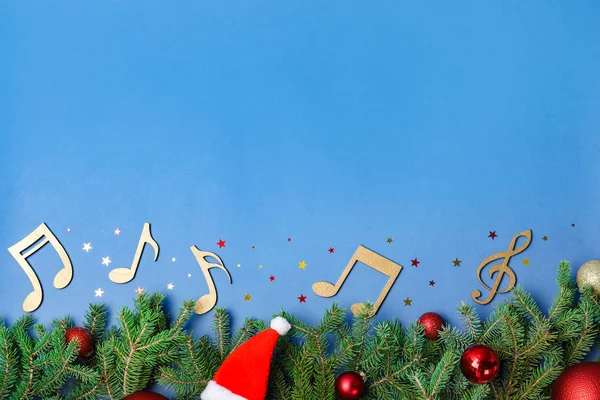 平面铺设组成与冷杉树 圣诞节装饰和木制音乐音符的颜色背景 文本的空间 — 图库照片