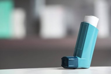 Astım inhaler tablo arka plan bulanık karşı. Metin için yer