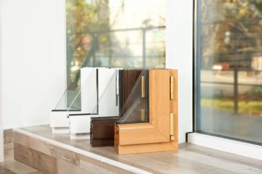 Modern pencere profilleri eşiğinde kapalı, metin için yer örnekleri. Yükleme hizmeti