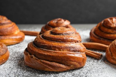 Rulo tarçın ve tablo, closeup pudra şekeri