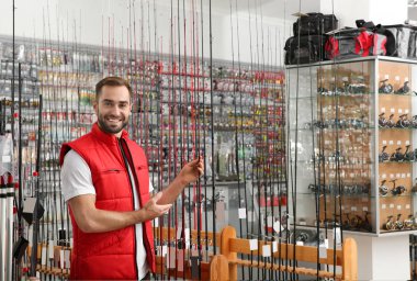 Spor salonu balıkçılık çubuklar satıcısıyla. Metin için yer