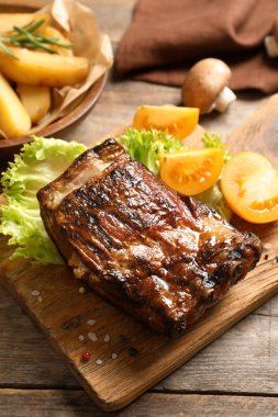 Ahşap tahta üzerinde garnitür ile servis lezzetli Mangalda pirzola