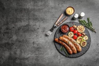Lezzetli mangalda sosis ve sebze gri arka plan üzerinde düz yatıyordu kompozisyonu. Metin için yer