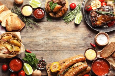 Lezzetli mangalda et ve sebze ahşap arka plan üzerinde düz yatıyordu kompozisyonu. Metin için yer