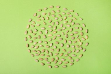 Çam fıstığı renk arka plan üzerinde ile düz yatıyordu kompozisyon