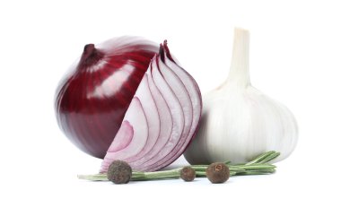 Sarımsak, soğan, yenibahar ve beyaz zemin üzerine biberiye