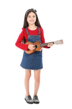 Gitar, üzerinde beyaz izole çalmaya küçük neşeli kız