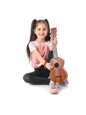 Gitar, üzerinde beyaz izole küçük neşeli kız