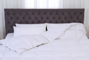 Büyük rahat yatak yastık ve battaniye pencere kapalı yakın ile. Şık iç