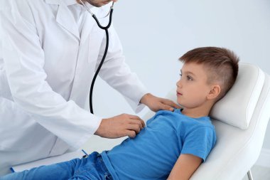 Çocuk Doktor muayene hasta hastanede stetoskop ile