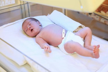 Yeni doğan çocuk hastanede ultraviyole lambalar altında