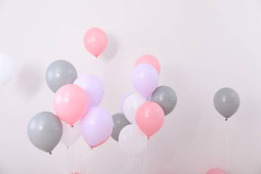 Parlak balonlar renk duvarının yakınında. Festival dekorasyon