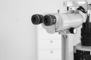 Çocuk doktor ofisinde Oftalmolojik slit lamba