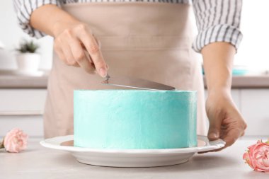 Mutfak, closeup taze lezzetli Doğum günü pastası yapma kadın