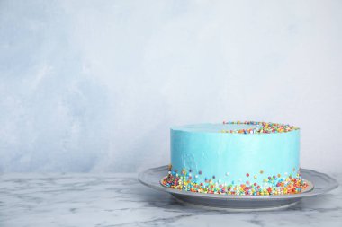 Tablo renkli arka plan üzerinde taze lezzetli Doğum günü pastası ile plaka. Metin için yer