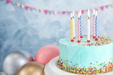 Taze lezzetli Doğum günü pastası mumlar balon renk arka plan üzerinde yakın ile. Metin için yer