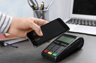 Masada smartphone ile temassız ödeme için istimal ölümcül kadın