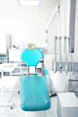 Dişçi ofisinde modern sandalye ve profesyonel ekipmanları