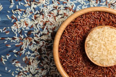 Brown ve pirinç renk ahşap arka plan üzerinde diğer türleri ile düz yatıyordu kompozisyon
