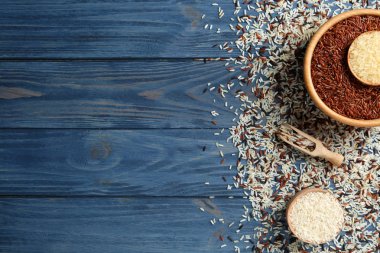 Brown ile düz yatıyordu kompozisyon ve pirinç renk ahşap arka plan üzerinde diğer türleri. Metin için yer