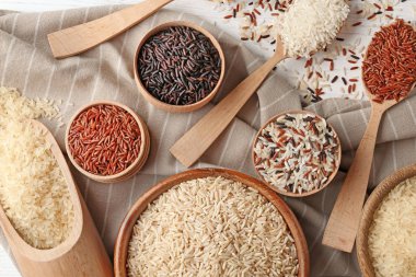 Brown ve pirinç ahşap arka plan üzerinde diğer türleri ile düz yatıyordu kompozisyon