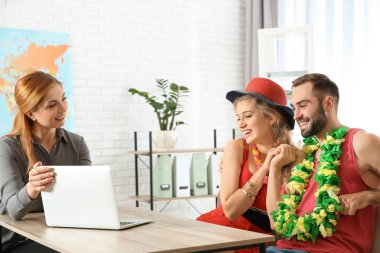 Seyahat acentası office ziyaret güzel genç çift