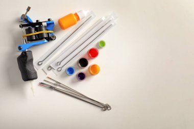 Dövme makinesi ve beyaz arka plan üzerinde metin için yer düz yatıyordu kompozisyonu