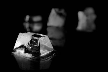 Ice Cube siyah ayna yüzeyi. Metin için yer