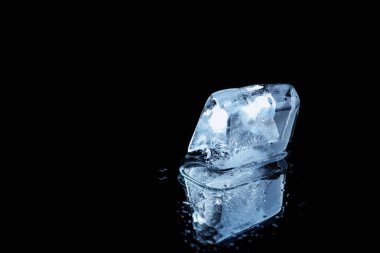 Ice Cube siyah ayna yüzeyi. Metin için yer