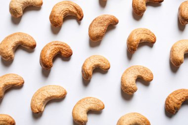 Lezzetli kızarmış kaşu fındık beyaz arka planda, üstten görünüm