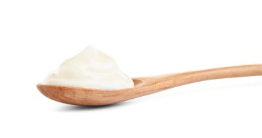 Ekşi krema beyaz zemin üzerine tahta kaşıkla