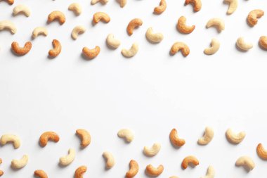 Beyaz, düz izole lezzetli kaşu fındık yatıyordu. Metin için yer