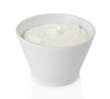 Beyaz zemin üzerine ekşi krema ile kase