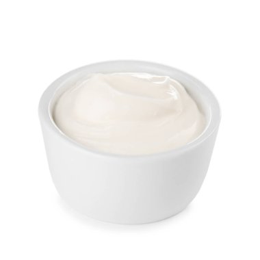 Beyaz zemin üzerine ekşi krema ile kase