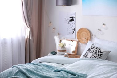 Geniş, rahat yataklı, şık bir oda.