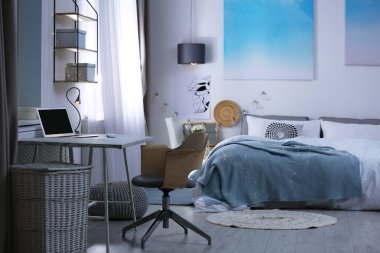 Şık odası iç rahat yatak ve çalışma alanı