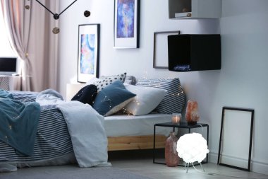 Şık odası iç rahat yatak ve dekor