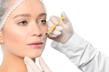 Genç kadın Dudak enjeksiyon beyaz zemin üzerine alma. Kozmetik cerrahi