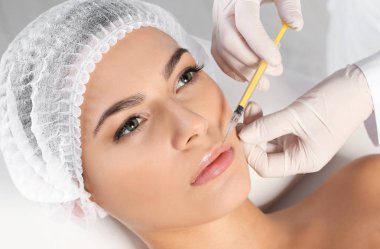 Genç kadın Dudak enjeksiyon klinikte alıyorum. Kozmetik cerrahi