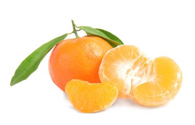 Beyaz arka plan üzerinde yaprakları ile lezzetli olgun mandalina