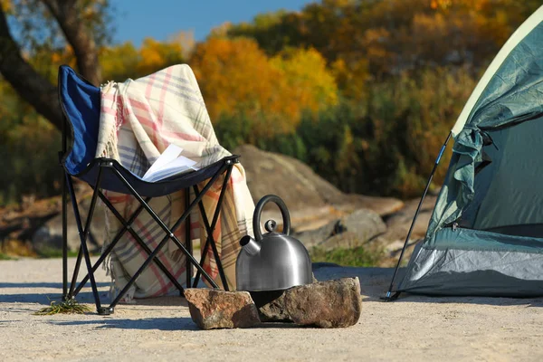 Kamp Çadır Açık Havada Yakınındaki Sandalye Metal Isıtıcısı — Stok fotoğraf