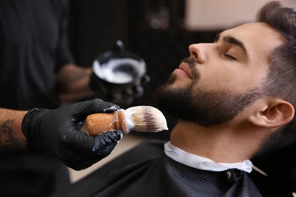 Cabeleireiro Profissional Aplicando Espuma Barbear Pele Cliente Barbearia — Fotografia de Stock
