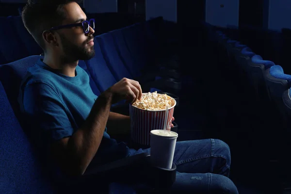 Młody Człowiek Oglądania Filmu Kinie Popcorn — Zdjęcie stockowe
