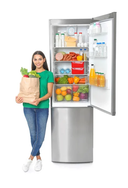 Jovem Com Saco Compras Perto Geladeira Aberta Fundo Branco — Fotografia de Stock