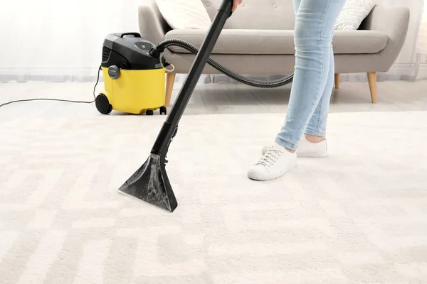 Wanita Yang Membersihkan Kotoran Dari Karpet Dengan Vacuum Cleaner Dalam — Stok Foto