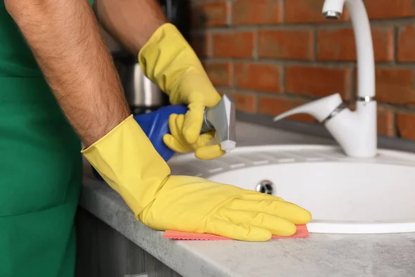 Homem Limpeza Pia Cozinha Com Pano Close — Fotografia de Stock