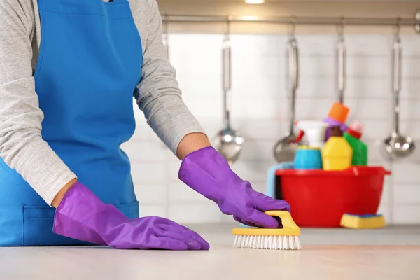 Kadın Mutfakta Closeup Fırça Ile Tablo Temizleme — Stok fotoğraf