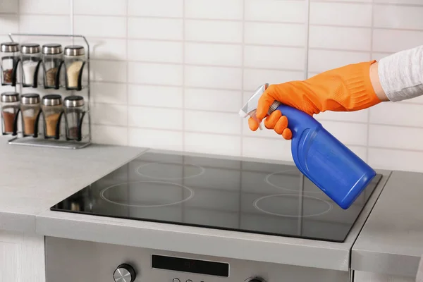 クローズ アップの台所洗剤でクリーニング女性ストーブ — ストック写真
