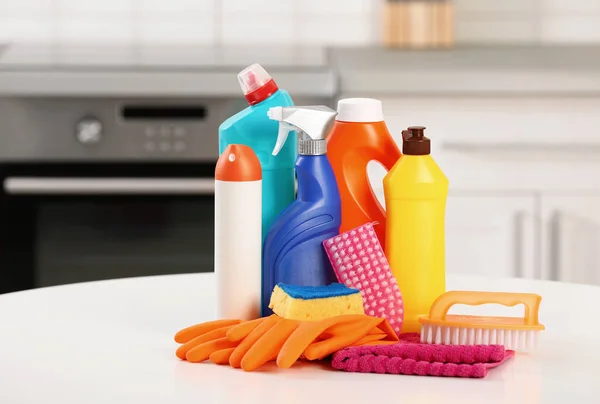 Conjunto Suprimentos Limpeza Mesa Cozinha — Fotografia de Stock